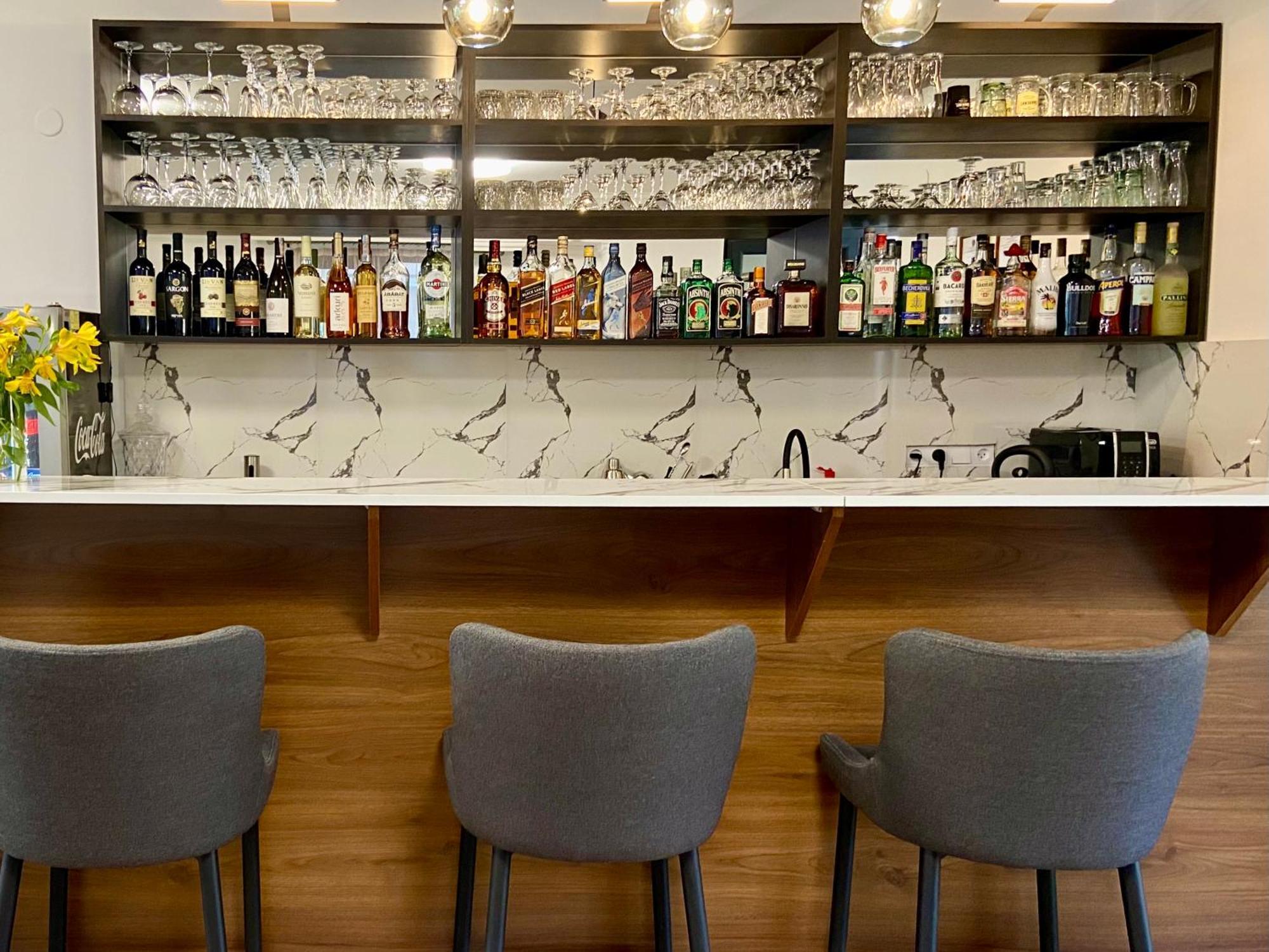 Aurelia Hotel & Restaurant 딜리잔 외부 사진